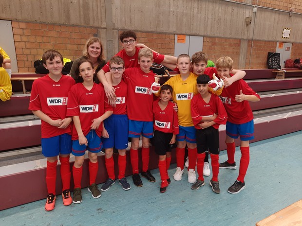 Ein Gruppenfoto der Sportmannschaft der Martin-Buber-Schule.