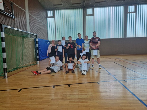 Das Badminton Team gemeinsam mit Herrn Steinweg.